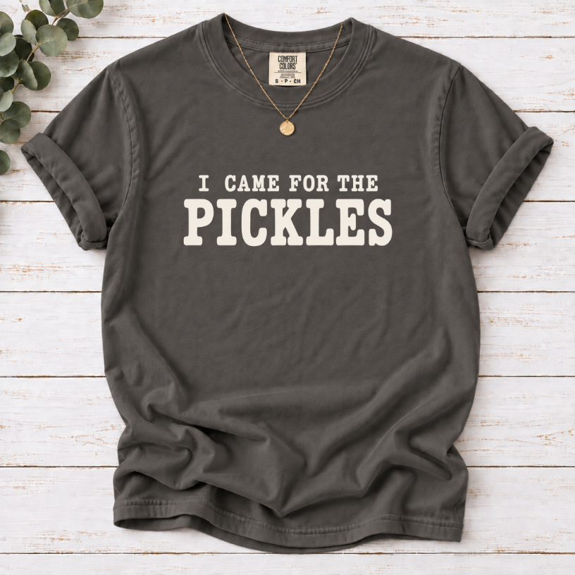 I Came For The Pickles graphic T-shirt in Pepper